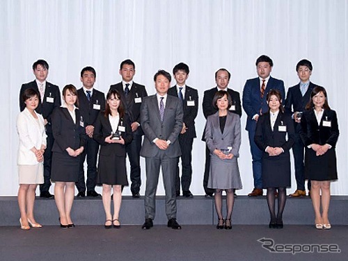 最優秀および優秀ショールームスタッフと上野金太郎社長（前列中央）