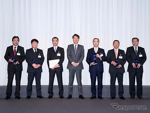 最優秀販売店、優秀販売店の代表者と上野金太郎社長（中央）