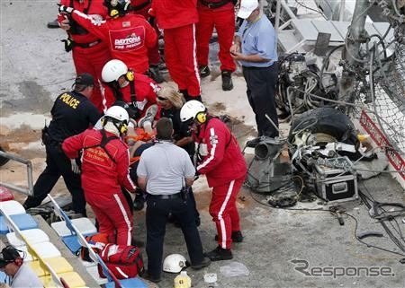 レース場で手当てを受ける観客