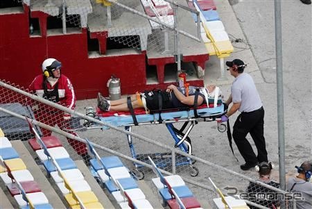 レース場から担架で運び出される怪我人