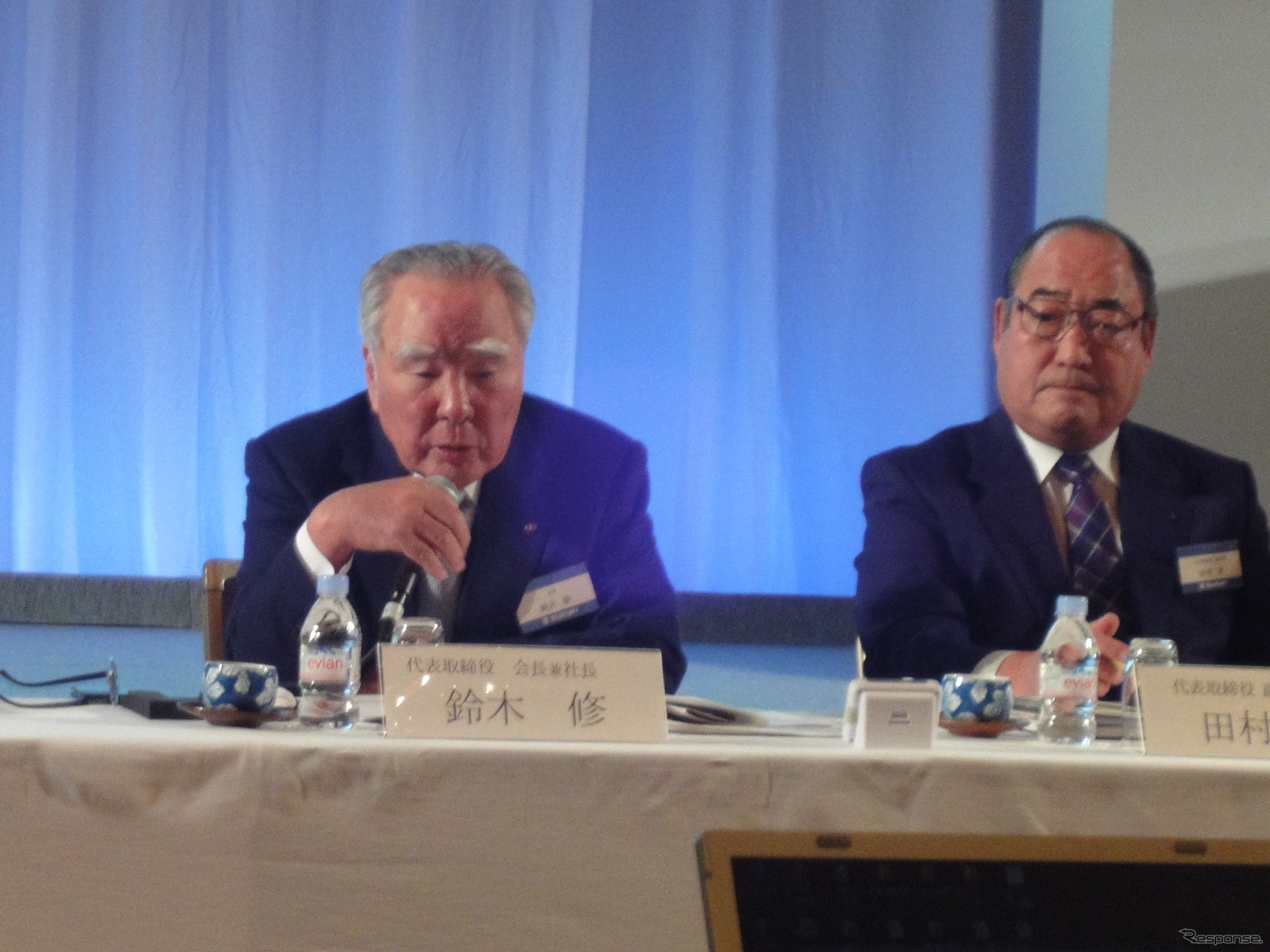 『スペーシア』発表会見の鈴木修会長（左）