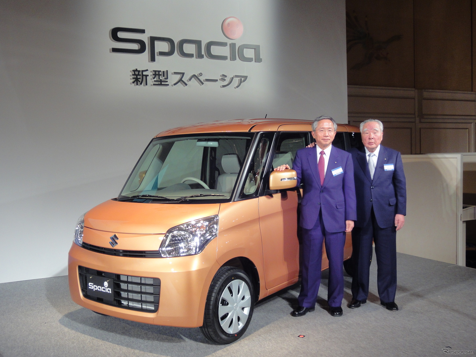 スズキ『スペーシア』発表　鈴木修会長（右）と本田治副社長