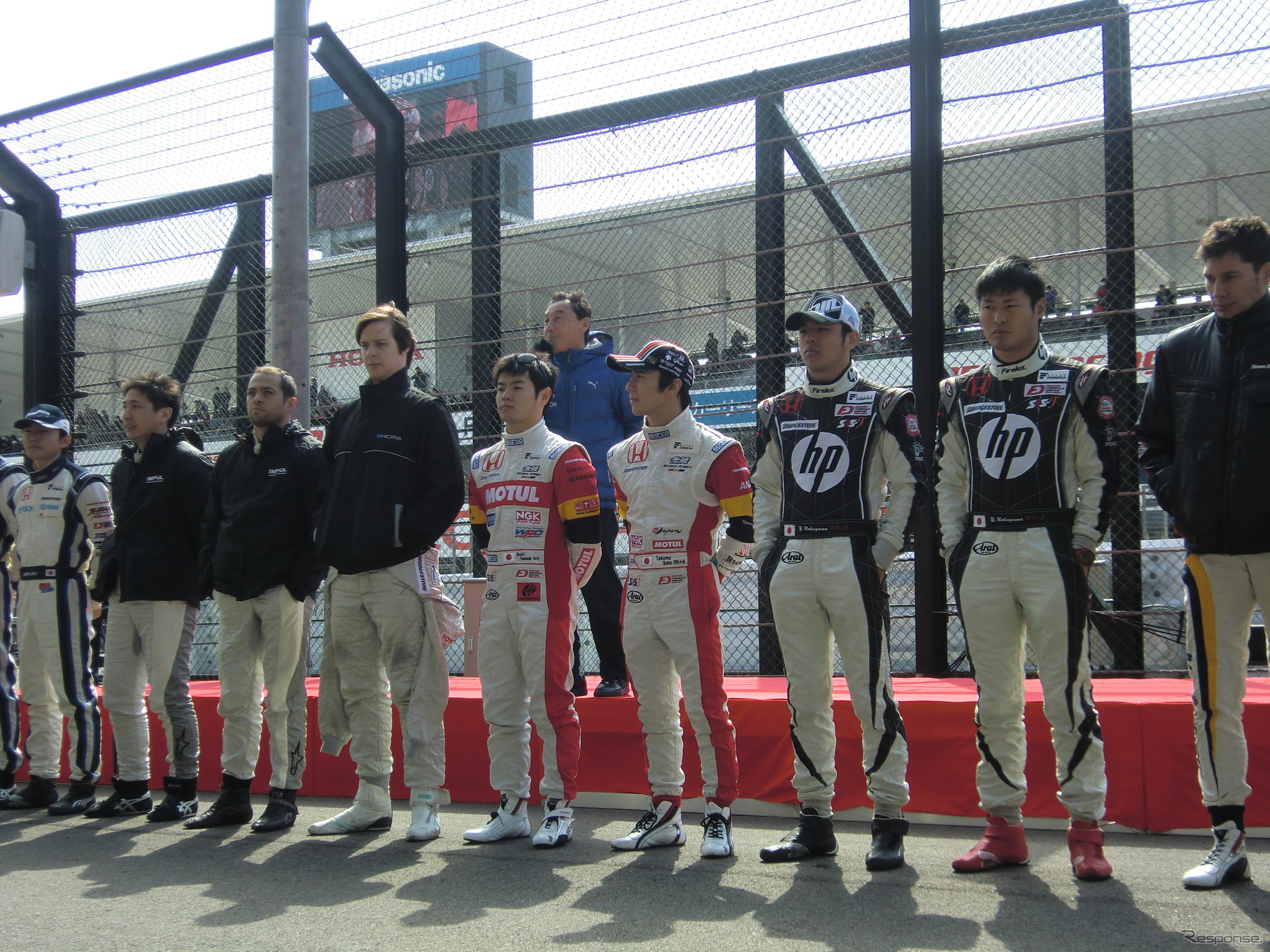 スーパーフォーミュラ参戦選手たちとともに、シリーズ運営団体JRPの中嶋悟会長（後段）がファンに挨拶。