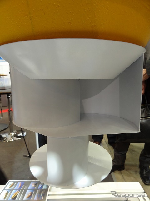 下部（水面下）にはサボニウス水車を装備。潮力と風力の両方で発電する。