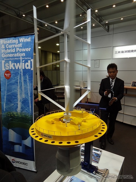 上部にはダリウス型の風車が。