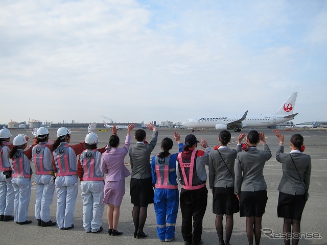 高知へ向かうボーイング737-800を女性スタッフ25人でお見送り。