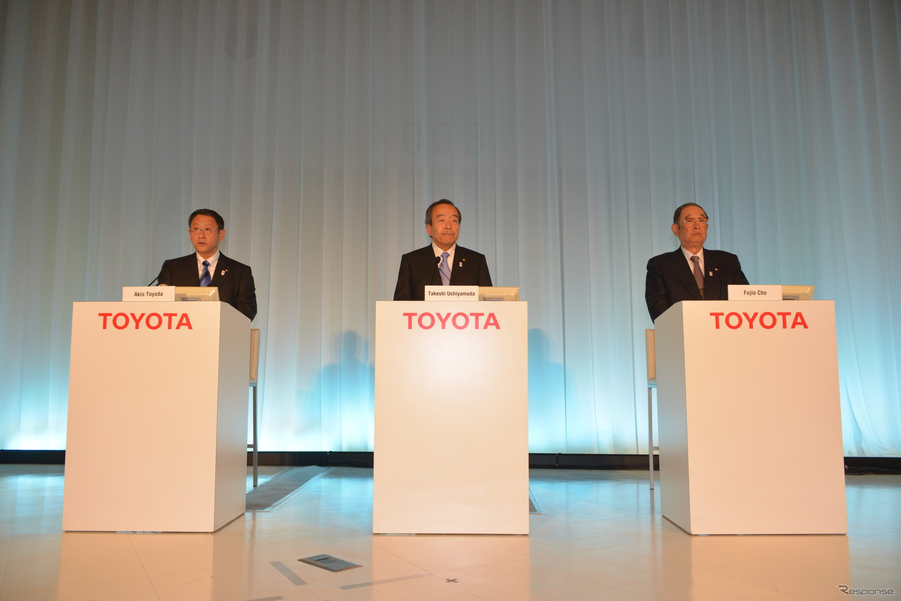 代表取締役社長 豊田章男（左）、代表取締役副会長（中） 内田山竹志、代表取締役会長 張富士夫（右）