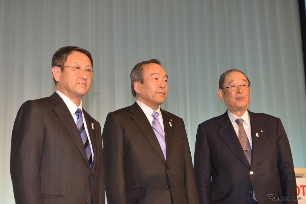 左から会見する豊田章男社長、内山田竹志副会長、張富士夫会長