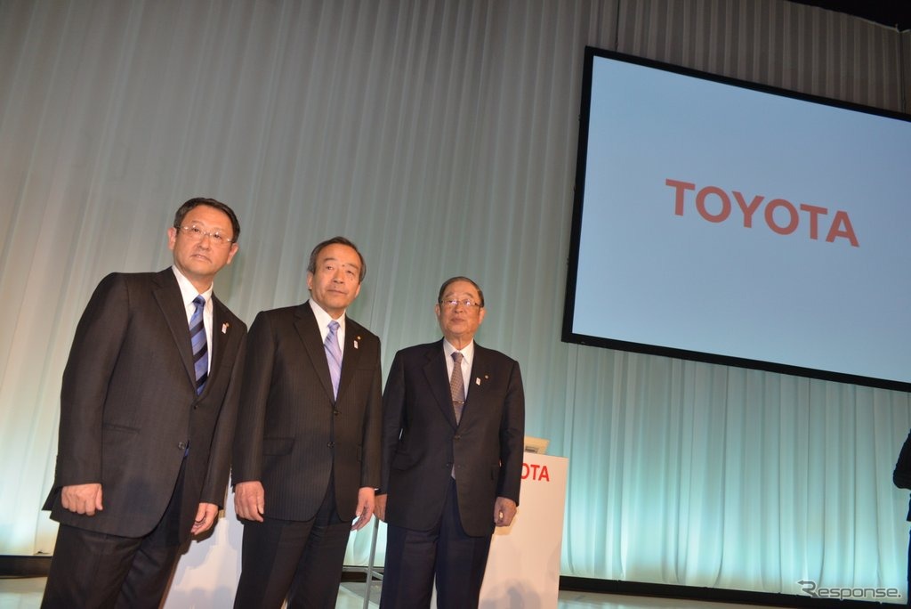 左から会見する豊田章男社長、内山田竹志副会長、張富士夫会長