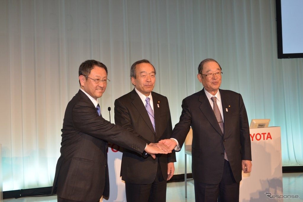 左から会見する豊田章男社長、内山田竹志副会長、張富士夫会長