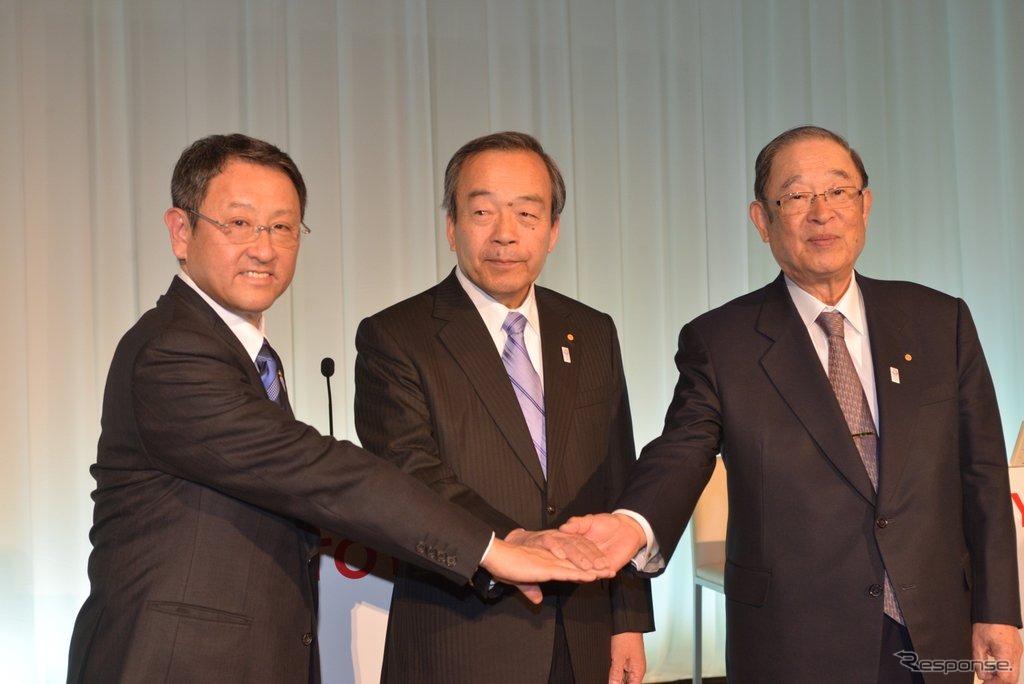 左から会見する豊田章男社長、内山田竹志副会長、張富士夫会長