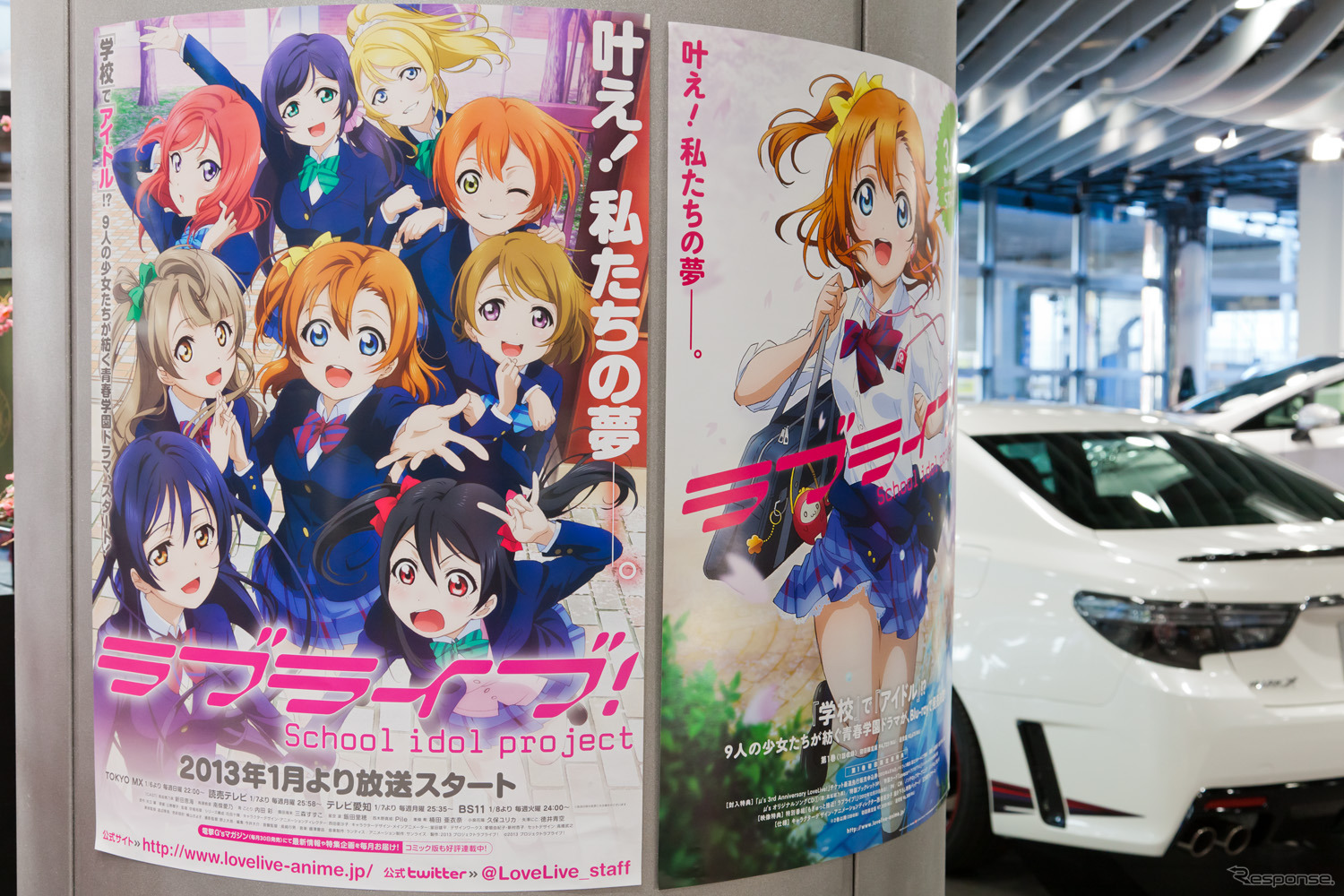 アムラックス東京にアニメ『ラブライブ！』の公式痛車「アルファード」が展示