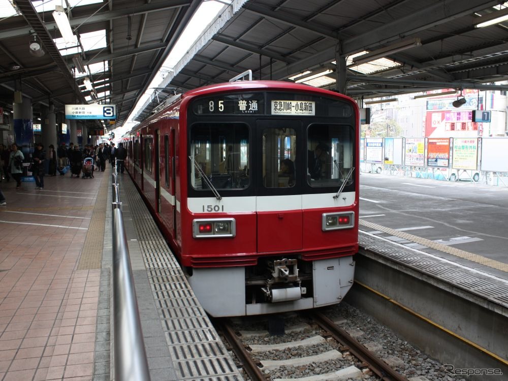京急川崎駅の大師線ホーム。この上方に新しい駅ビルの人工地盤が設けられる。