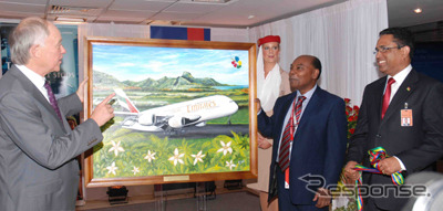 モーリシャス空港のCEOと役員がティム・クラーク社長に記念の絵画を贈呈