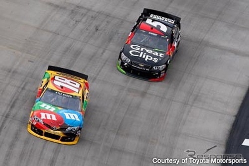 首位争いを展開したが惜しくも2位に終わったカイル・ブッシュ（#18）