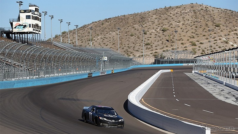 タイヤのパンクで23位に終わったデニー・ハムリン（＃11）