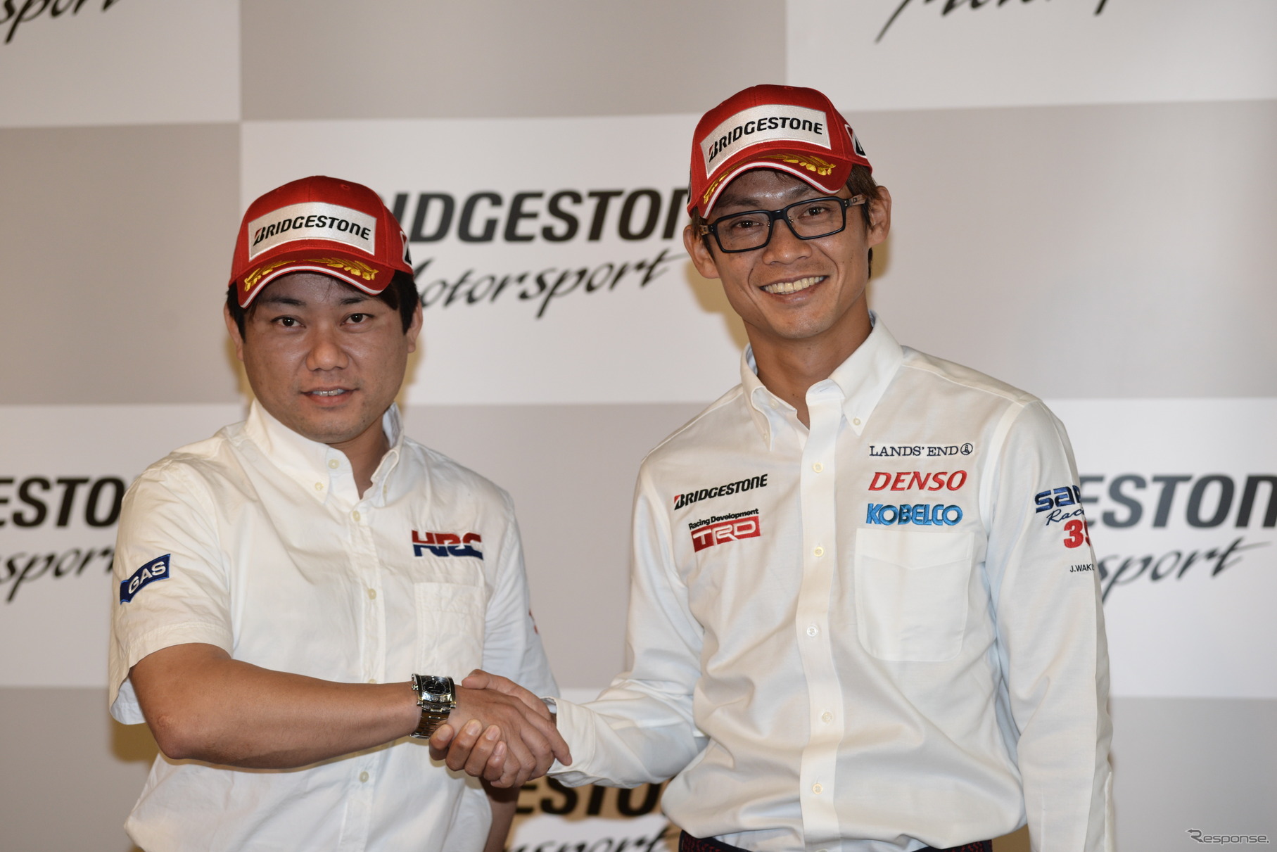ブリヂストン モータースポーツ計画発表会に出席した秋吉耕佑（左）と脇阪寿一 （右）