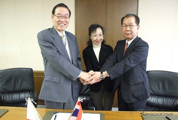 調印後に握手する（左から）東海ゴム工業の西村社長、ITTCのPimjai Laochinda取締役、イノアックコーポレーションの松田行司代表取締役