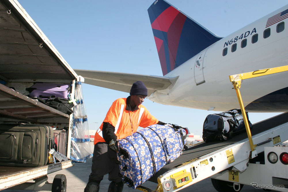 荷物の積込みを行うデルタ航空の従業員
