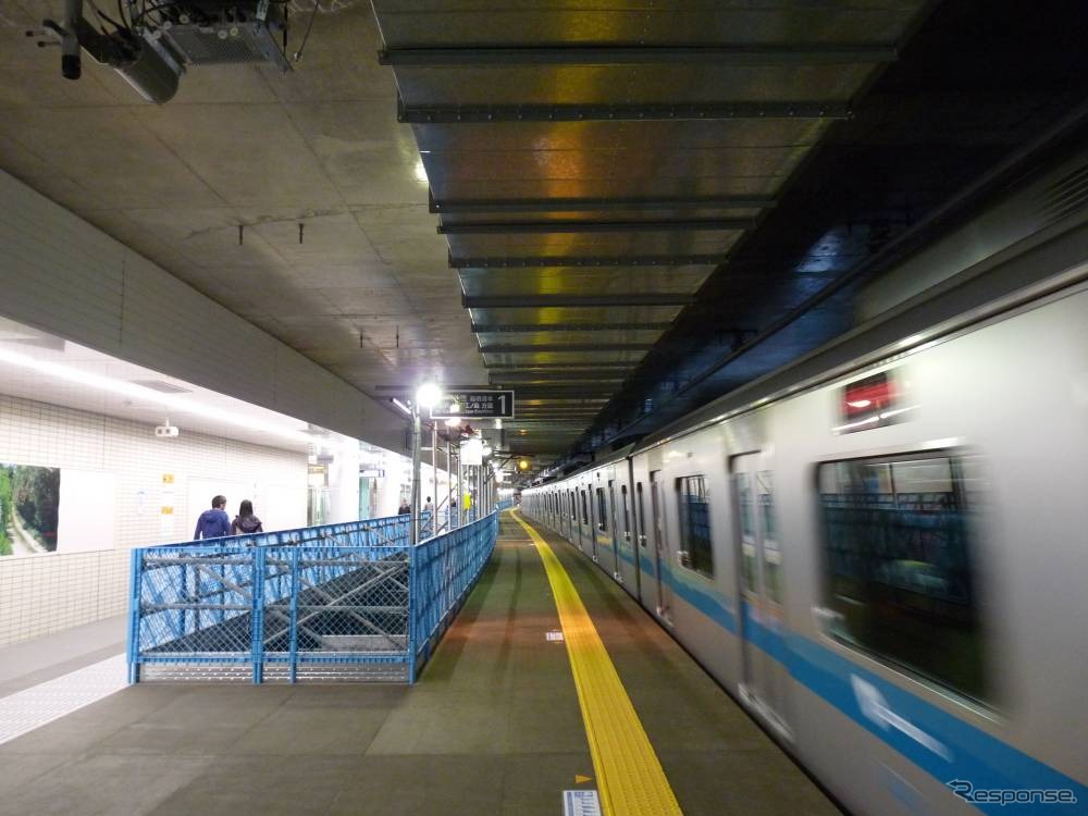 東北沢駅：本設ホーム（左）を拡張する形で仮設ホーム（右）を設置し、外側の線路（将来の急行線）に隣接させている。