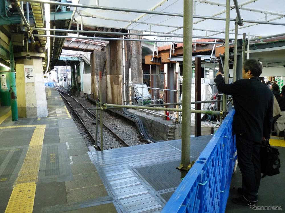 下北沢駅：地下化に伴い、地上ホームをまたいで改札口につながる仮設の通路が整備された。かつての地上線の線路が仮設通路によって遮断されている。