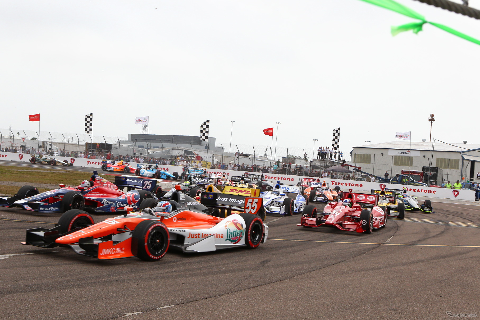 手前55番車は新人のボーティエ。上位で健闘した（マシントラブルで21位）。写真：Indycar