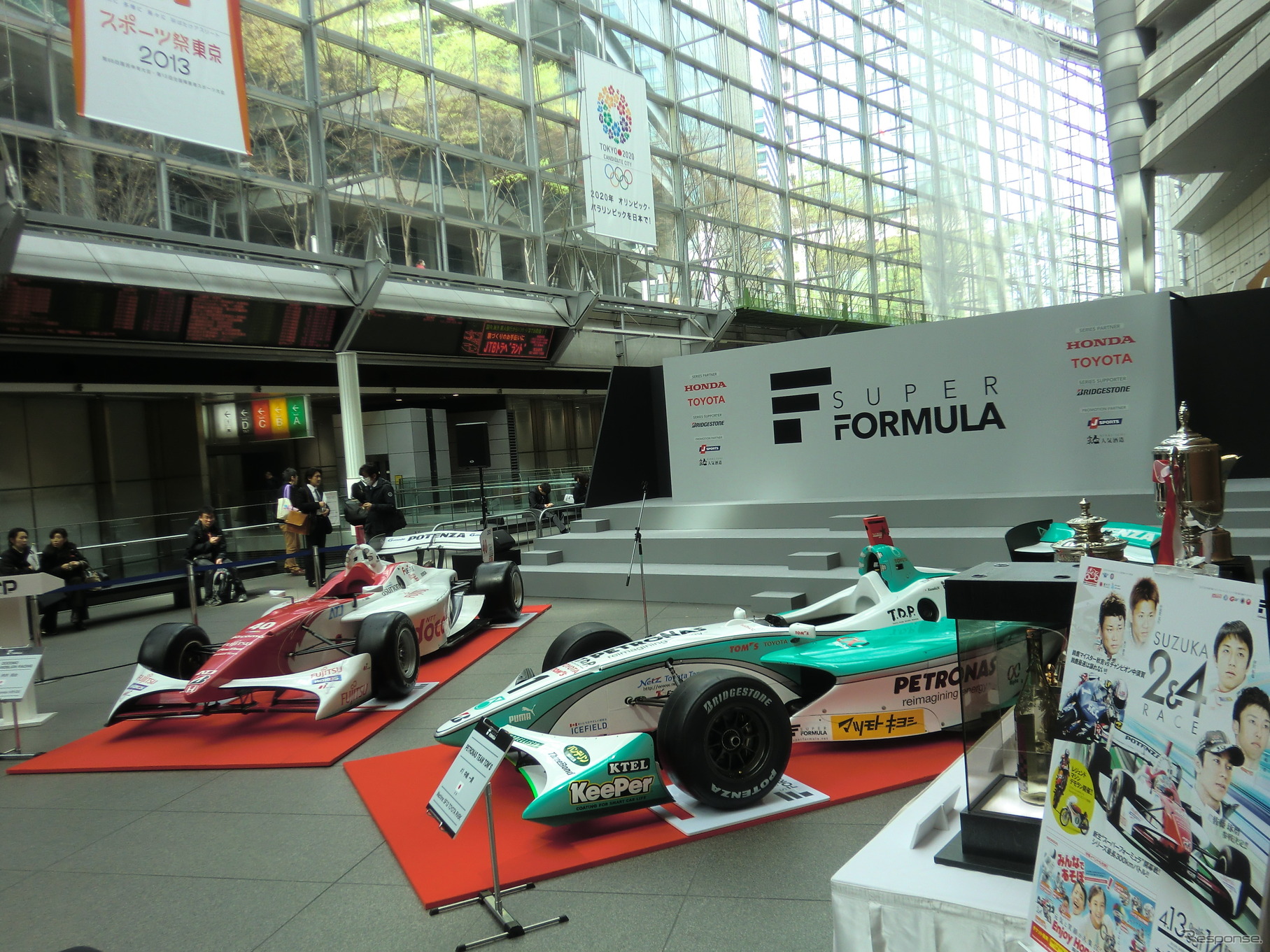 東京国際フォーラムにスーパーフォーミュラの現行マシンが2台登場。