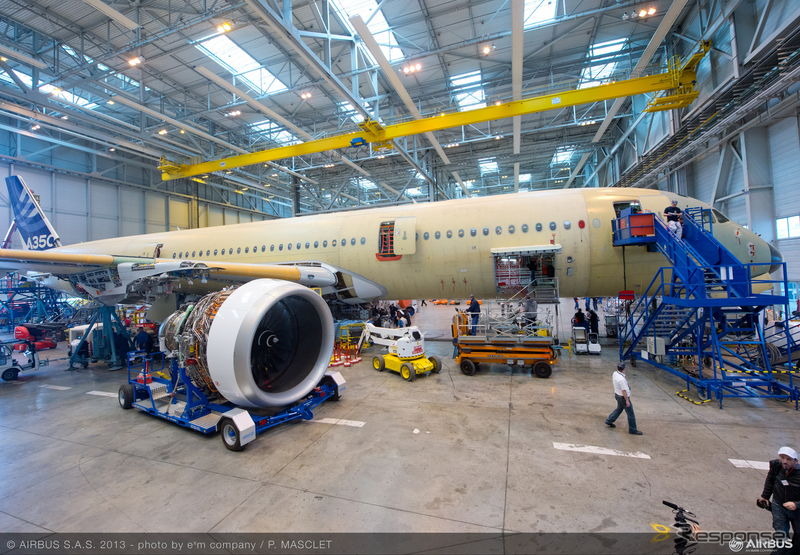 A350 XWBへのトレントXWBエンジン取り付け作業