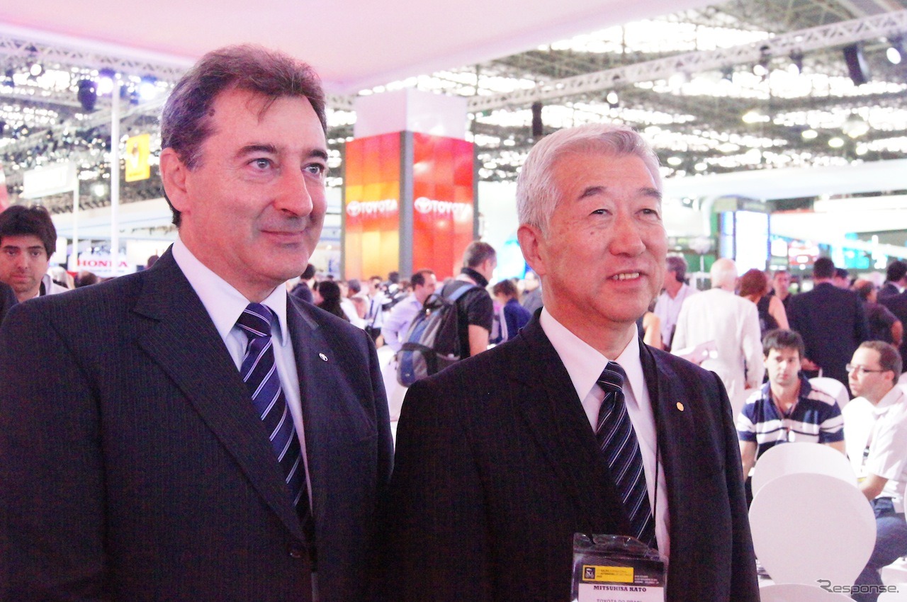 トヨタ自動車・加藤光久副社長（右）