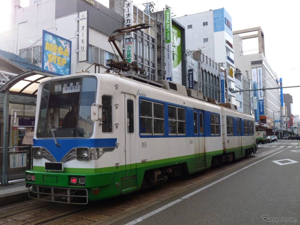 福井駅前停留場に停車中の福井鉄道880形。「福井駅前マラソン」が開催される4月7日は7時から11時30分まで運休する。