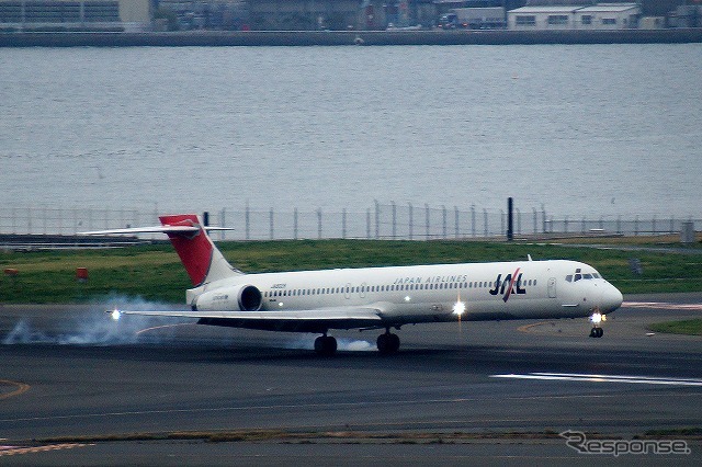 最後まで活躍することとなったJA8029が羽田空港に着陸。