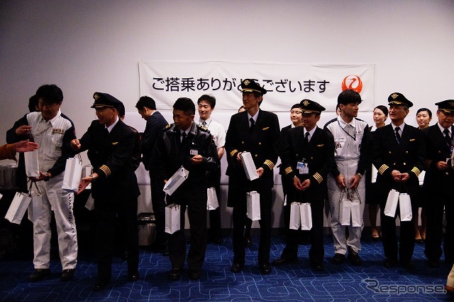 最終便の乗客を対象に記念品の配布が行われた。エンジンオイルの空き缶を再利用したペン立ては整備スタッフの手づくり。