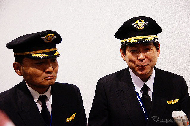 最終便を担当したのは2人とも機長資格のパイロット。左が広島への往路を担当した迫田さん、右が東京への復路を担当した岸本さん。
