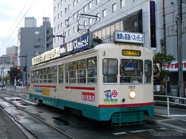 富山駅前停留場に停車している富山地鉄富山軌道線のデ7000形。