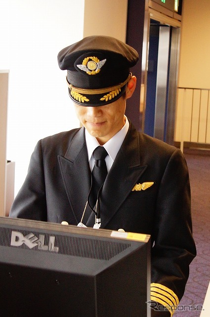 パイロットはゲートに設置された端末を用いて、直前までチェックを行うことも。