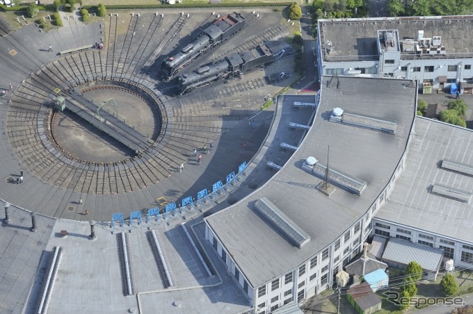 吉永さんが航空機から撮影した梅小路蒸気機関車館（京都市）。空から眺めると、転車台と扇形車庫の特徴的な形状がよく分かる。