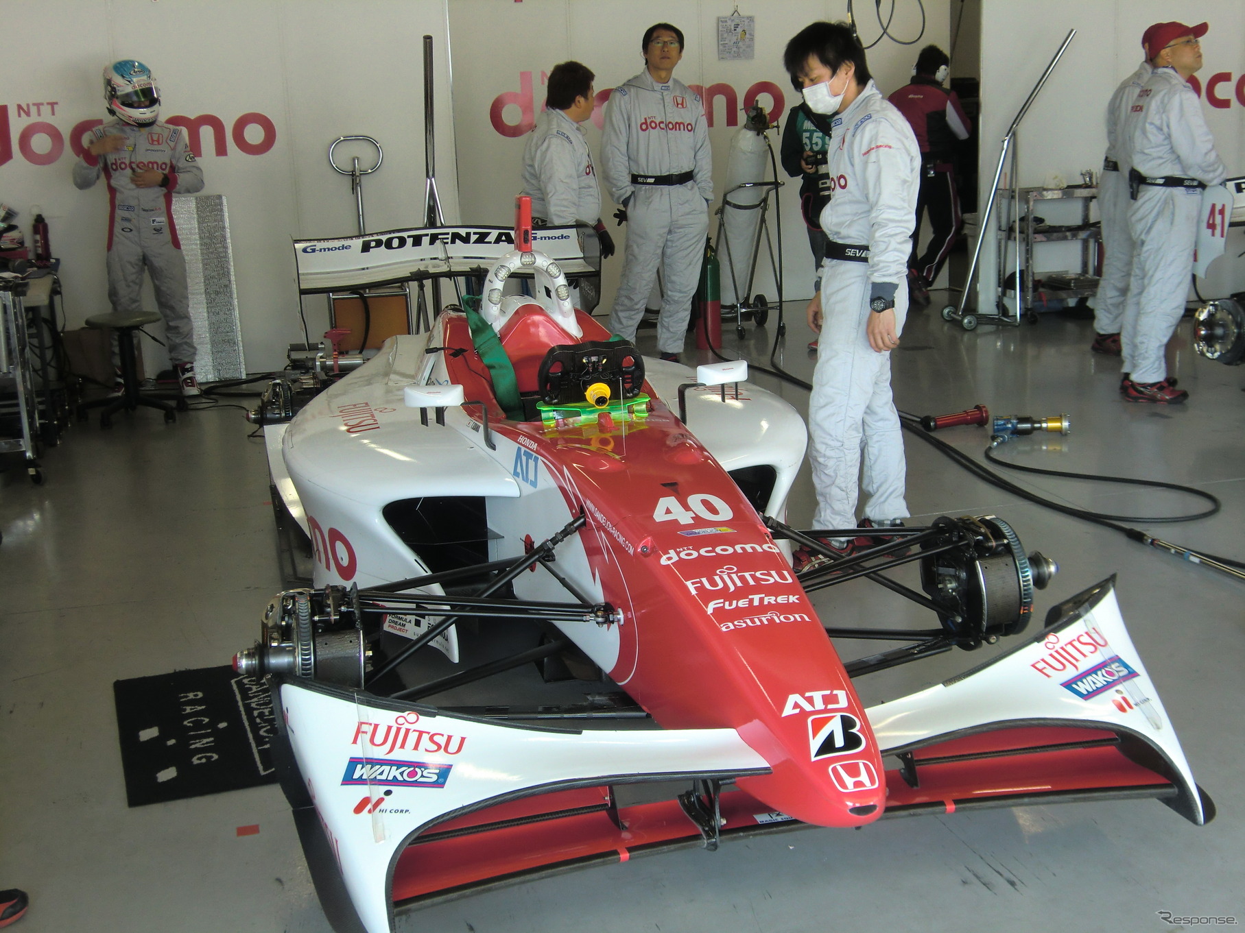 記念すべきスーパーフォーミュラ初戦のポールを獲得した伊沢拓也（左奥）。