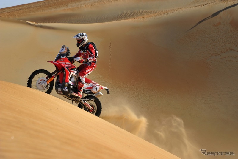 CRF450 RALLYを駆るサンダーランド選手
