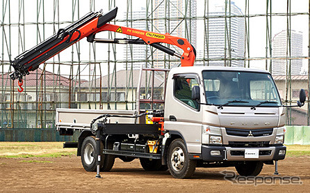 パルフィンガー製ナックルブームクレーンを搭載した小型トラック「キャンター」（撮影用特別仕様車）