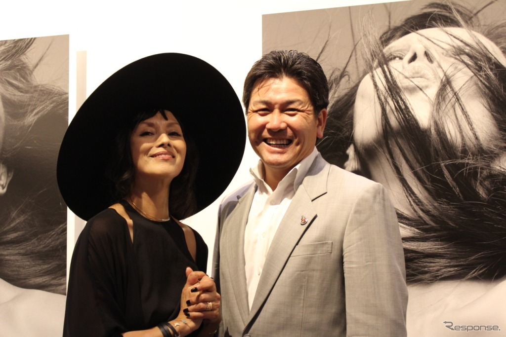 歌手・女優の夏木マリ氏（左）とゼネラルモーターズ・ジャパン代表取締役社長の石井澄人氏（右）