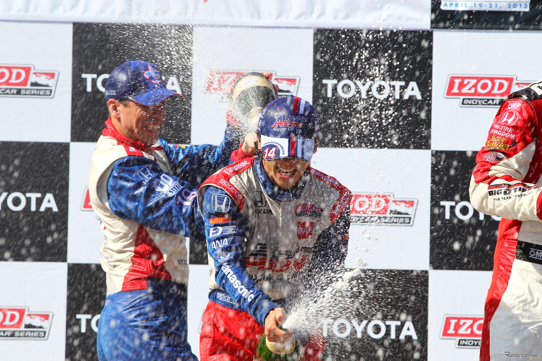 インディカー初優勝を達成した佐藤琢磨、歓喜のシャンパンファイト。写真：IndyCar