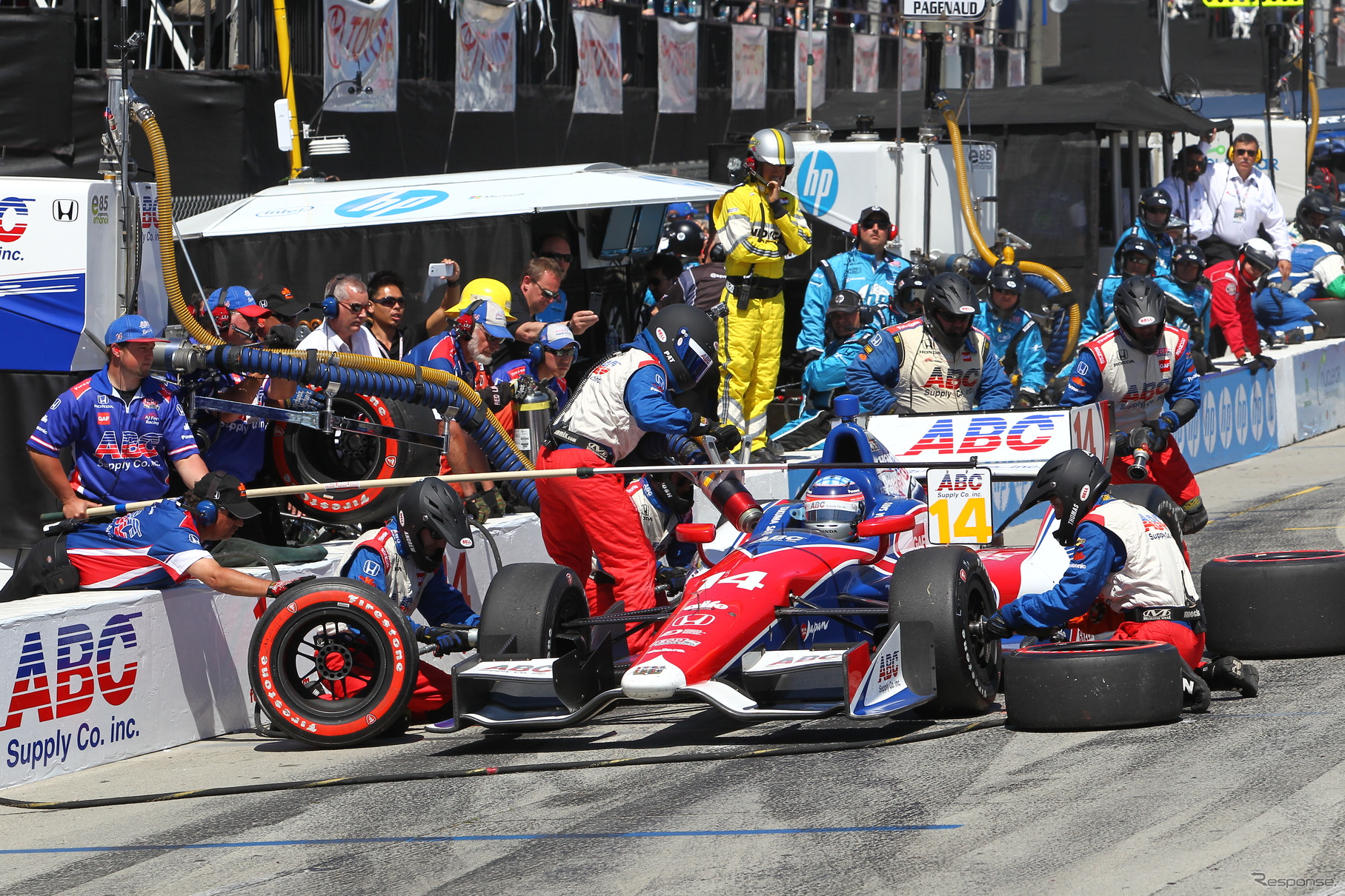 作戦もピットワークも完璧、チームも琢磨を強力に援護した。写真：IndyCar