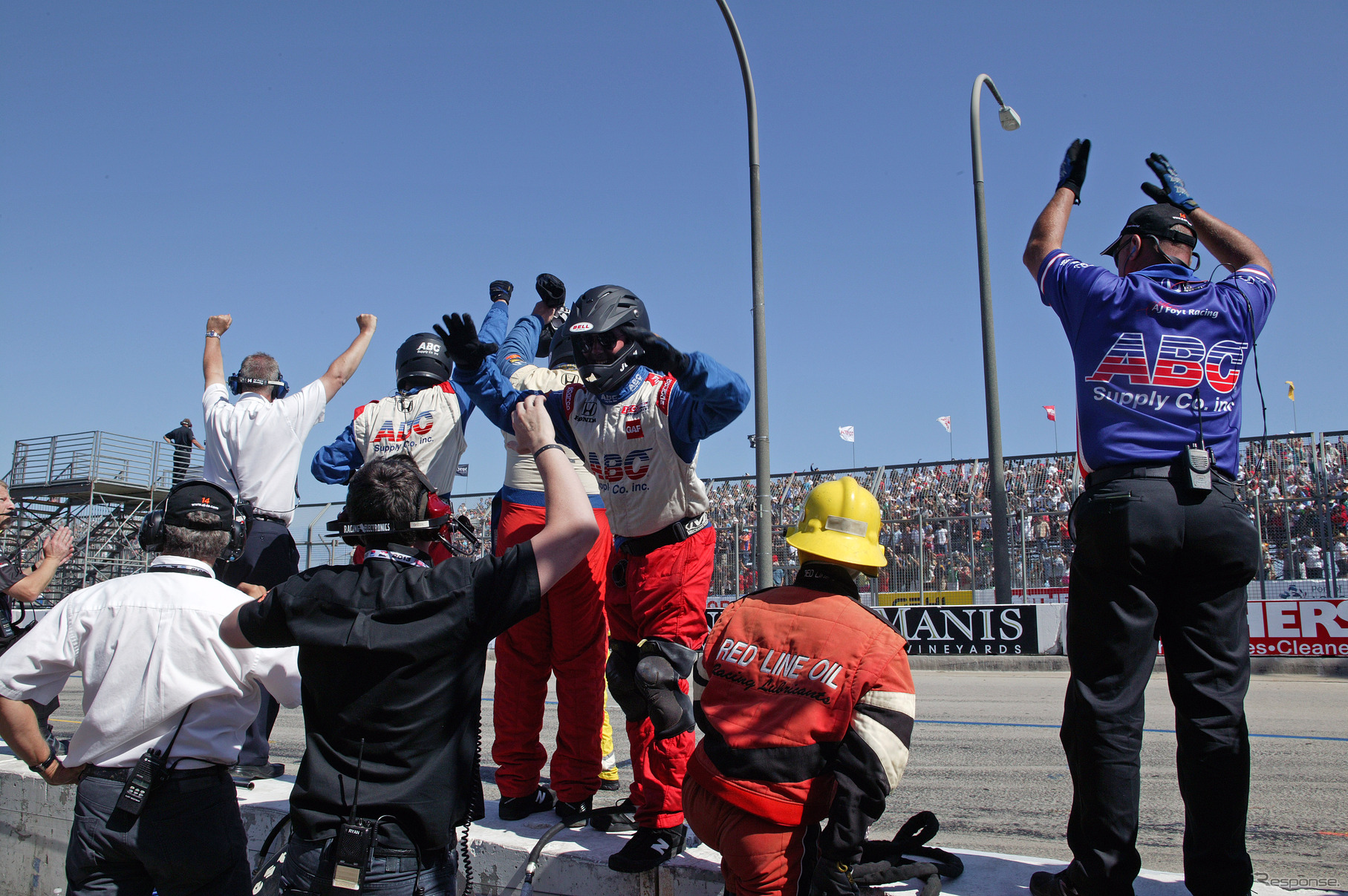 佐藤琢磨のピットクルーも歓喜。写真：IndyCar