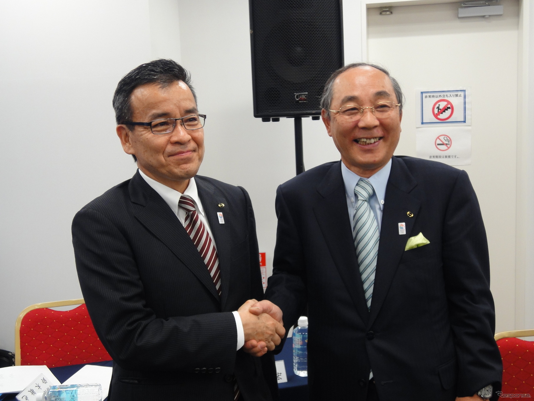 日野　市橋副社長（左）と白井社長