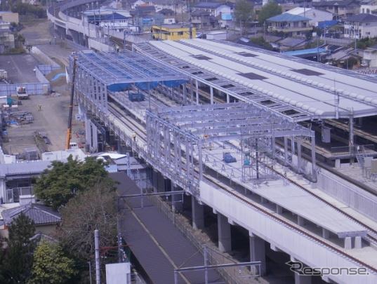 伊勢崎線伊勢崎駅付近の高架化工事。高架線への切替は2013年秋の予定。