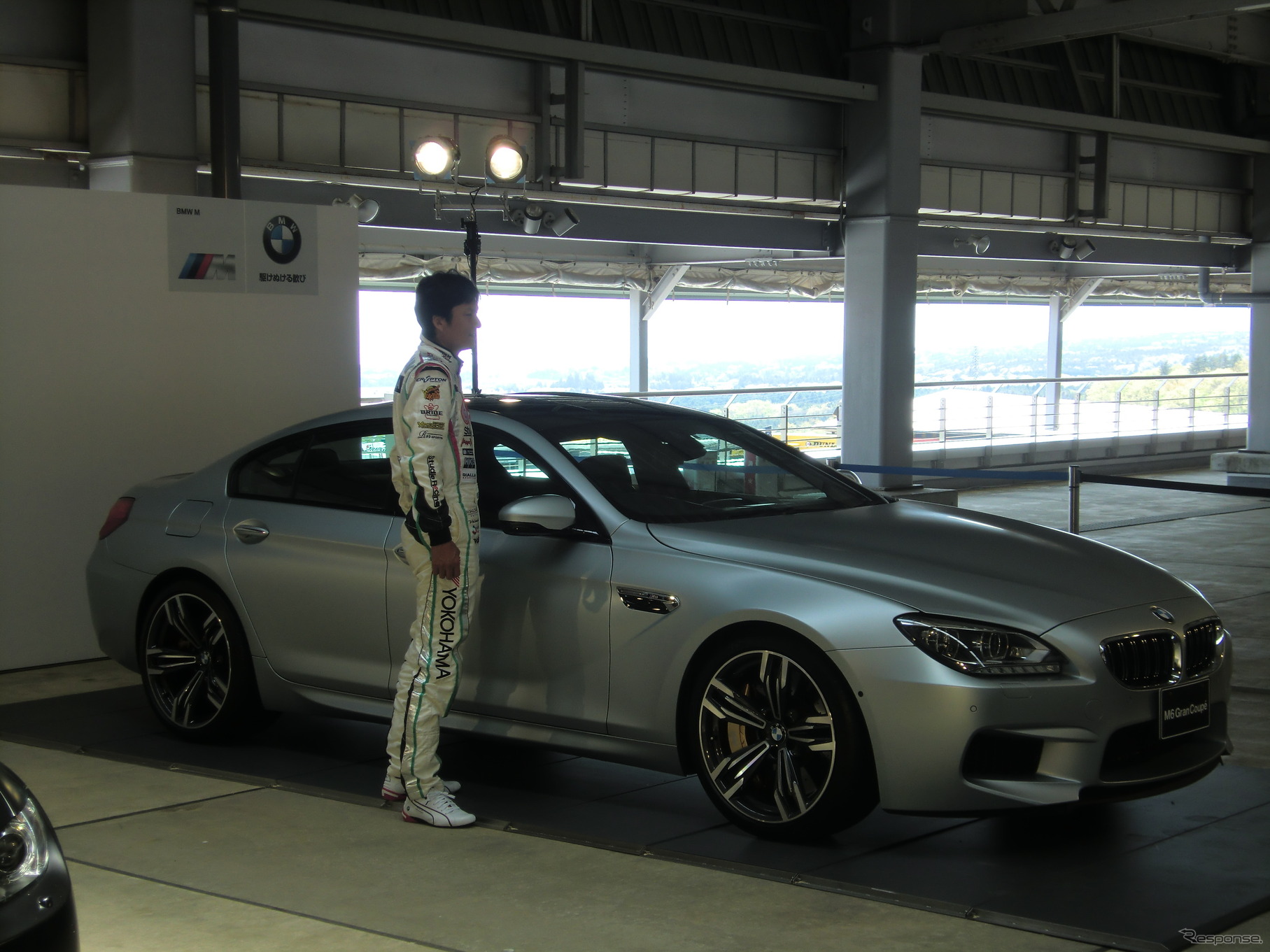 SUPER GTのレース会場で日本初お披露目となったBMW M6グラン クーペ。脇に立つ谷口信輝は、BMW Z4で2011年にGT300王者となった経歴も持つ。