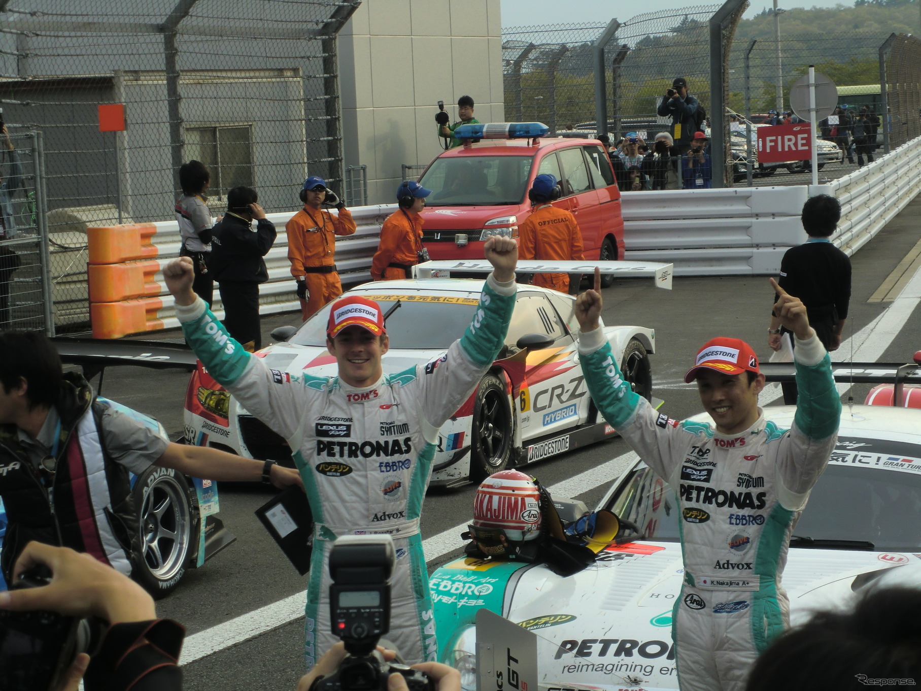 GT500優勝の中嶋一貴（右）とジェームス・ロシター。