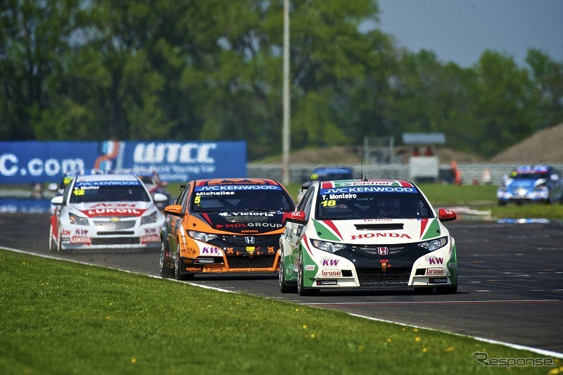 ティアゴ・モンテイロ選手とノルベルト・ミケリス選手の走り