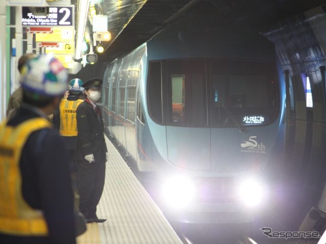 地下化された下北沢駅を通過する60000形（MSE）。5周年記念マークを掲出している。