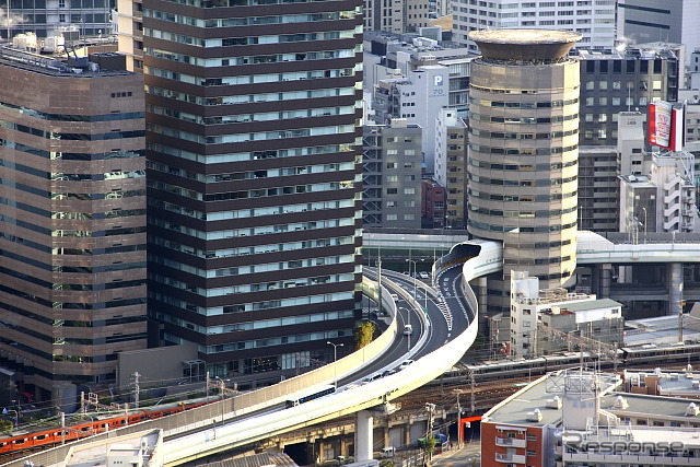 5～7階部分を阪神高速が貫く、16階建てのゲートタワービル（2013年2月）
